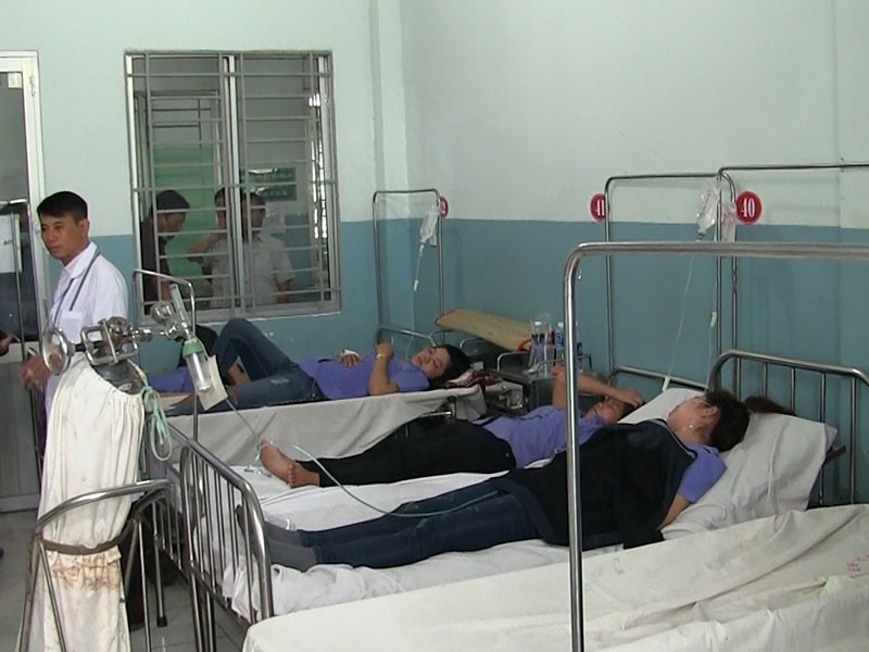 Hàng chục công nhân ở Hóc Môn nhập viện nghi ngạt khí - ảnh 2