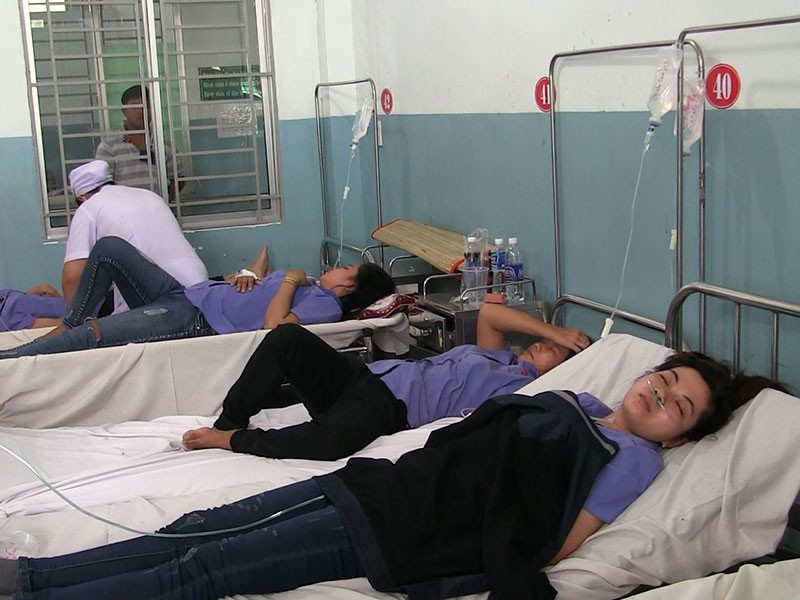Hàng chục công nhân ở Hóc Môn nhập viện nghi ngạt khí - ảnh 1