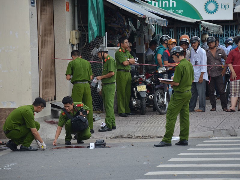 TP.HCM: 2 thanh niên đâm chém như phim giữa đường phố - ảnh 1