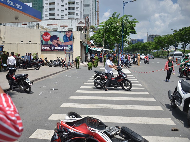 TP.HCM: 2 thanh niên đâm chém như phim giữa đường phố - ảnh 2