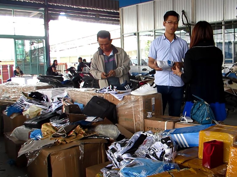 Cả container nghi nhái hàng hiệu tại cảng Cát Lái - ảnh 1