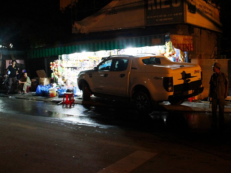 Xe bán tải lao vào cửa hàng, 5 người may mắn thoát nạn - ảnh 1