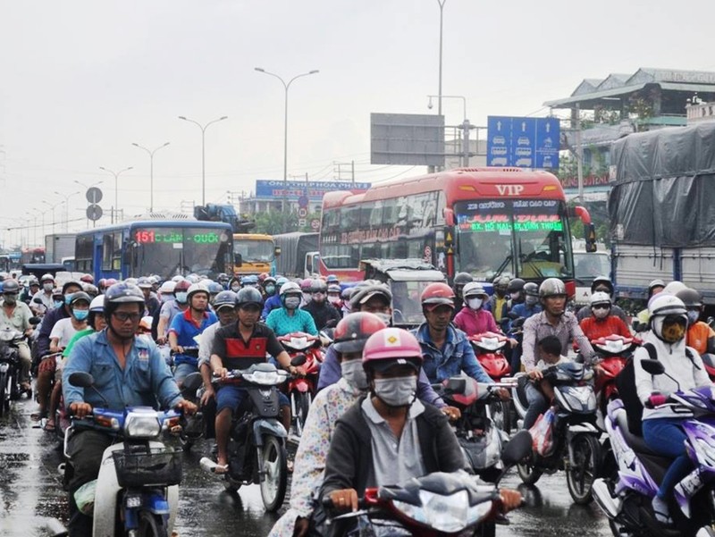 Hóa chất tràn xuống đường bốc mùi, người dân tháo chạy - ảnh 3