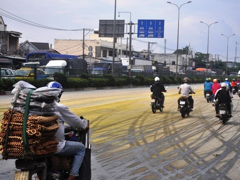 Hóa chất tràn xuống đường bốc mùi, người dân tháo chạy - ảnh 1