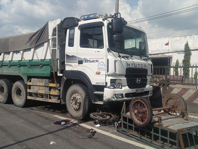 Xe ben kéo lê xe máy lôi, nam thanh niên nguy kịch - ảnh 1