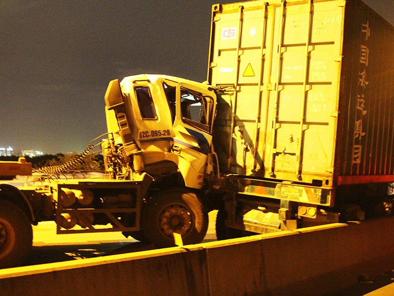 Tông 3 xe container liên hoàn trên cầu Phú Mỹ - ảnh 1
