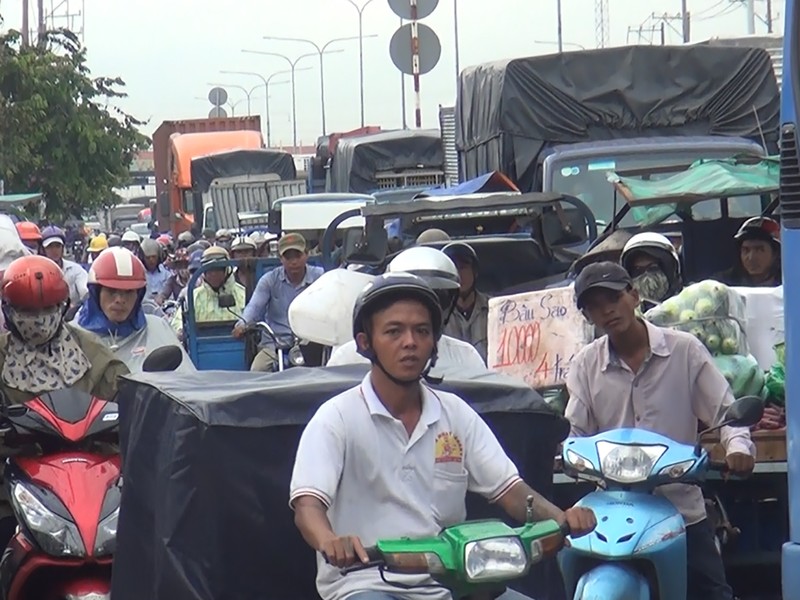 Xe tải bị lật trên quốc lộ 1 A, người dân tháo chạy - ảnh 2
