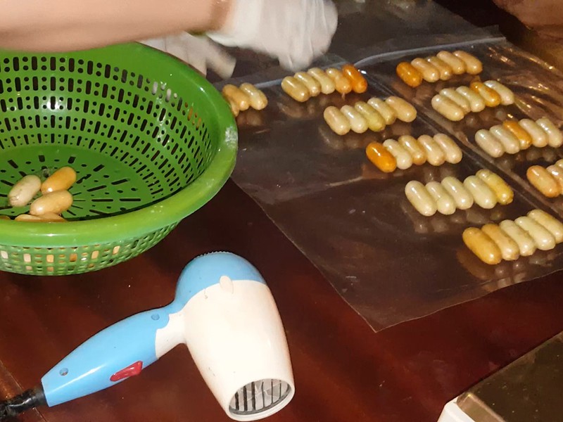 Cô gái ngoại quốc nuốt... 1,26 kg cocain vào bụng - ảnh 2