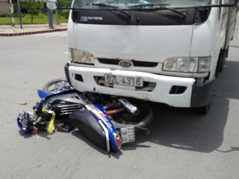 Băng qua giao lộ, người phụ nữ bị xe tải húc văng - ảnh 1