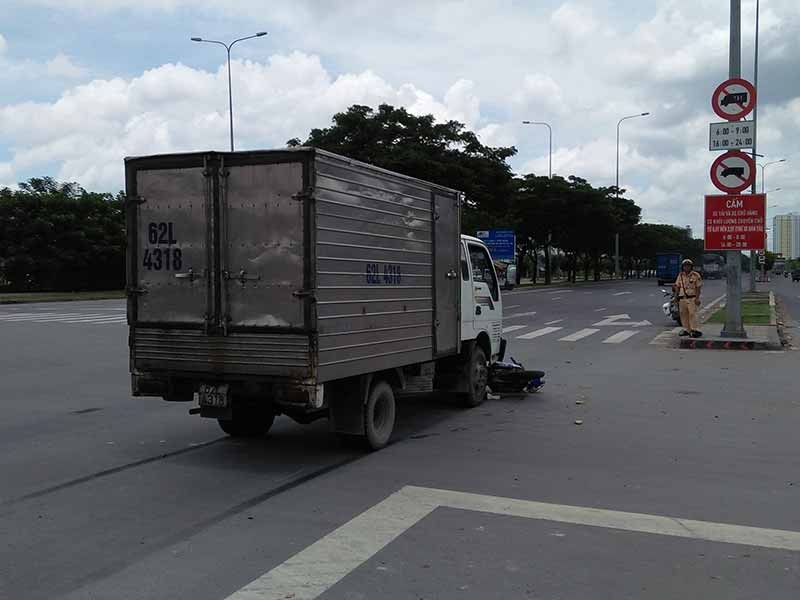 Băng qua giao lộ, người phụ nữ bị xe tải húc văng - ảnh 2