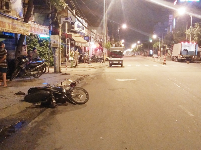 Thanh niên tử vong sau va chạm với xe tải đang xi nhan - ảnh 1