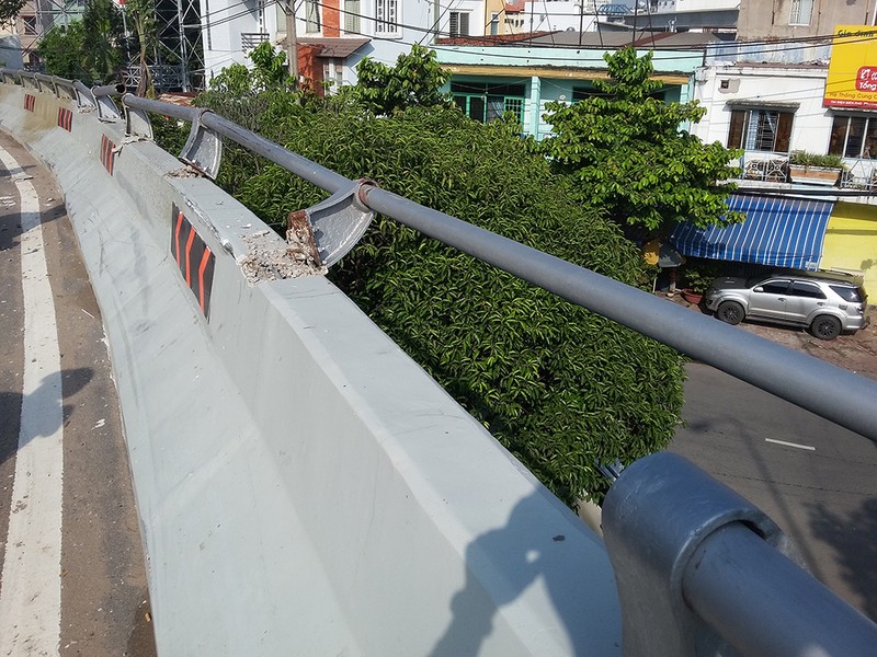 Xe 7 chỗ lộn nhiều vòng trên cầu Nguyễn Hữu Cảnh - ảnh 2