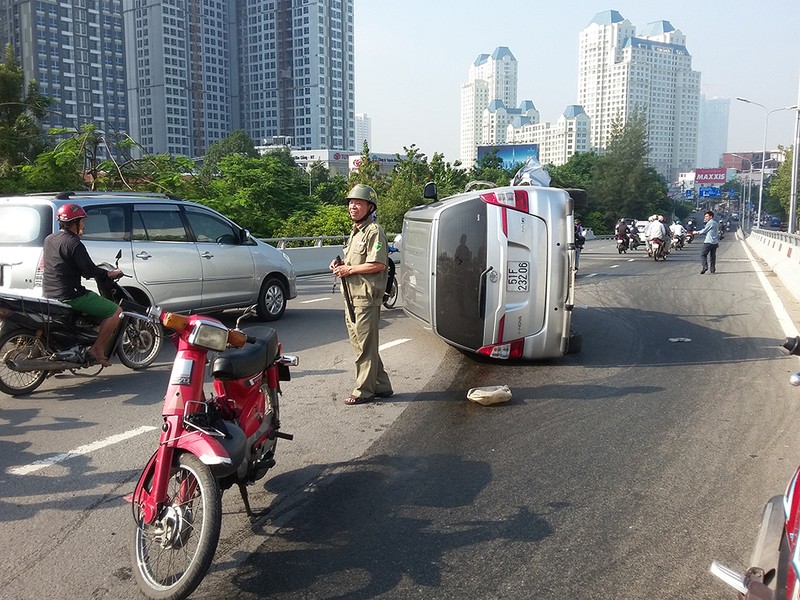 Xe 7 chỗ lộn nhiều vòng trên cầu Nguyễn Hữu Cảnh - ảnh 1