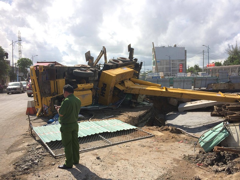 Cần cẩu trăm tấn ở vòng xoay Mỹ Thủy đổ sập - ảnh 2