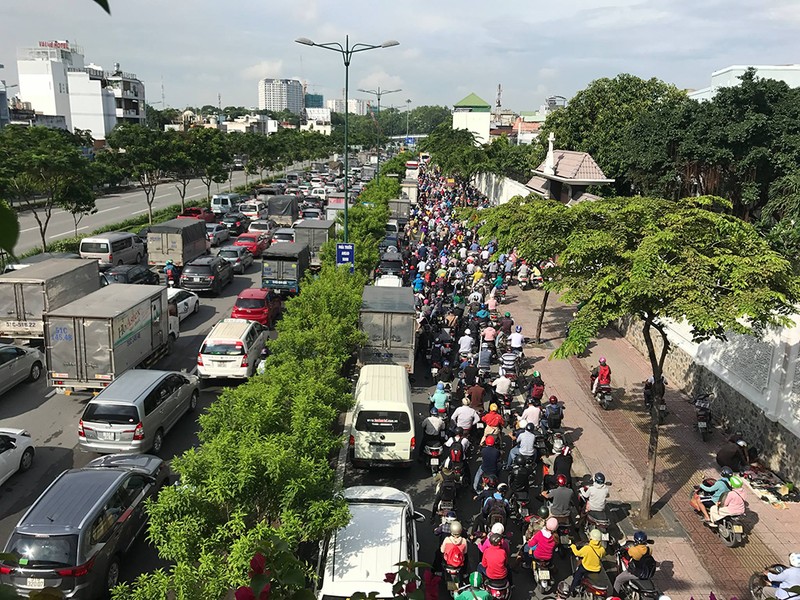 Kẹt xe kinh hoàng trên xa lộ Hà Nội - ảnh 9