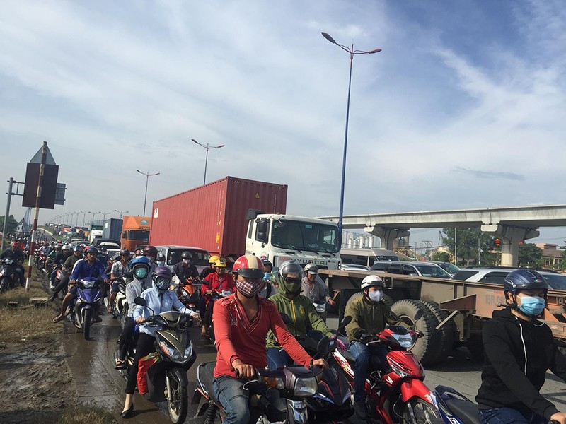 Kẹt xe kinh hoàng trên xa lộ Hà Nội - ảnh 1