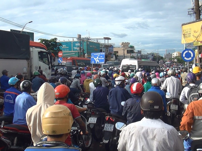 Quốc lộ 1A ngập chìm sau cơn mưa lúc sáng sớm - ảnh 7