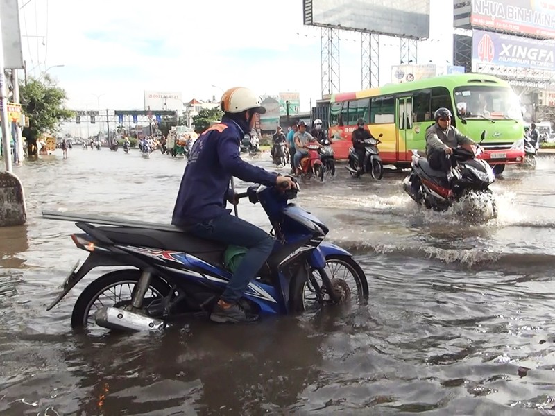Quốc lộ 1A ngập chìm sau cơn mưa lúc sáng sớm - ảnh 5