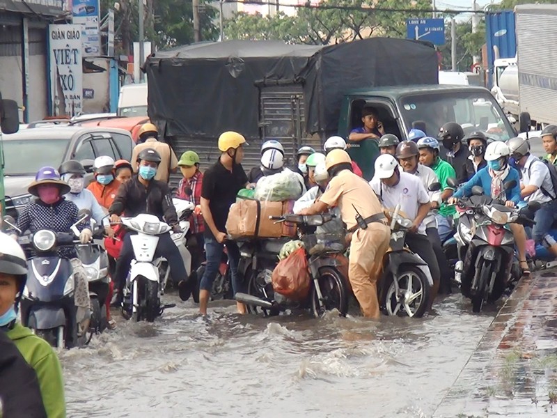 Quốc lộ 1A ngập chìm sau cơn mưa lúc sáng sớm - ảnh 6