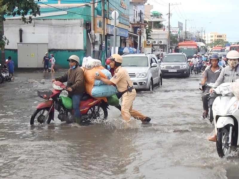 Quốc lộ 1A ngập chìm sau cơn mưa lúc sáng sớm - ảnh 2