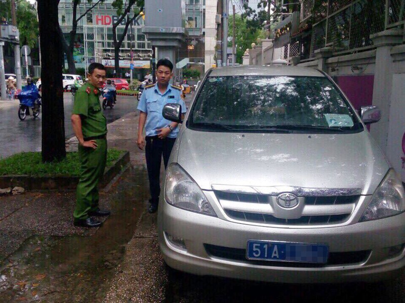 Ông Hải phạt ô tô biển xanh lúc sáng sớm - ảnh 1