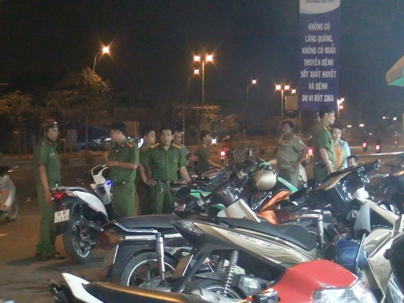 2 thanh niên đến quán nhậu đâm nhân viên - ảnh 1