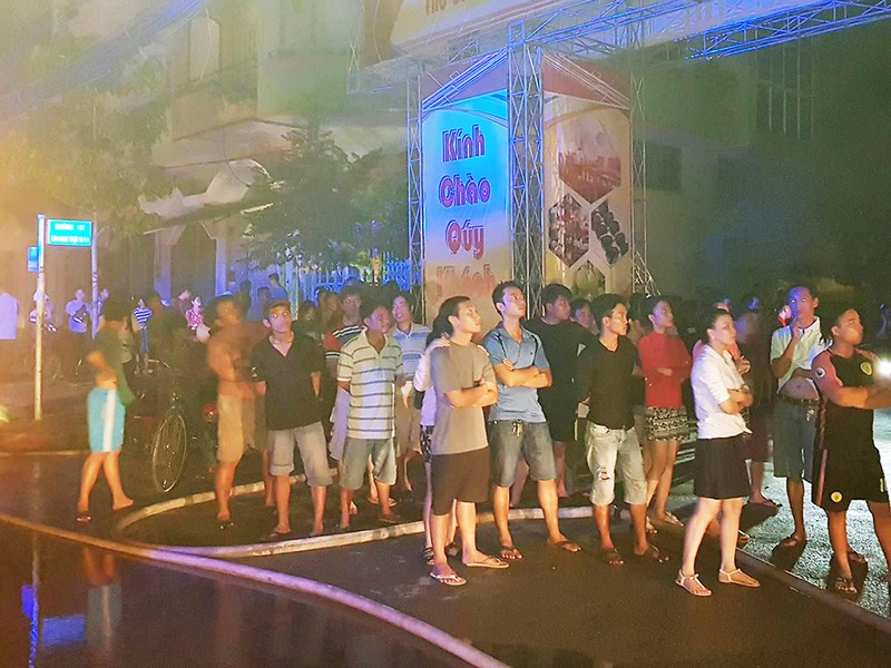 Cháy tiệm cafe quận 8, nhiều người mắc kẹt kêu cứu - ảnh 2