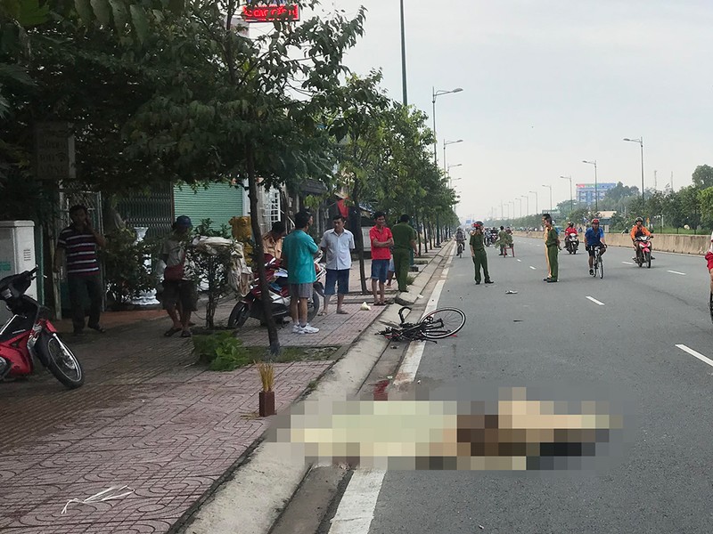 Dân truy bắt ô tô tông chết người ở đường Phạm Văn Đồng - ảnh 1
