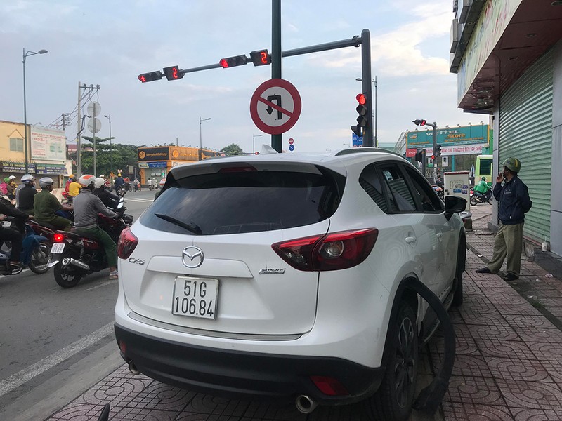Dân truy bắt ô tô tông chết người ở đường Phạm Văn Đồng - ảnh 2