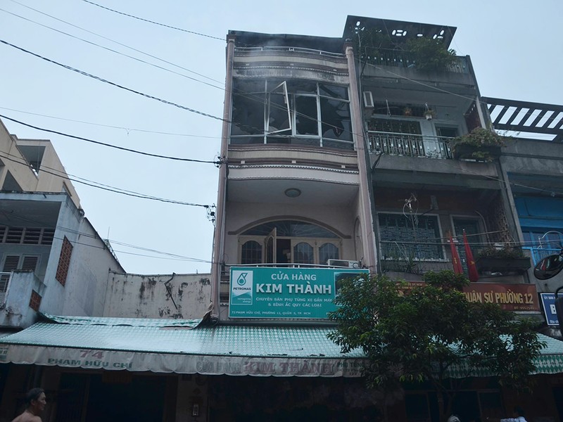 Cháy cửa hàng phụ tùng xe máy, cả khu chợ hốt hoảng - ảnh 1