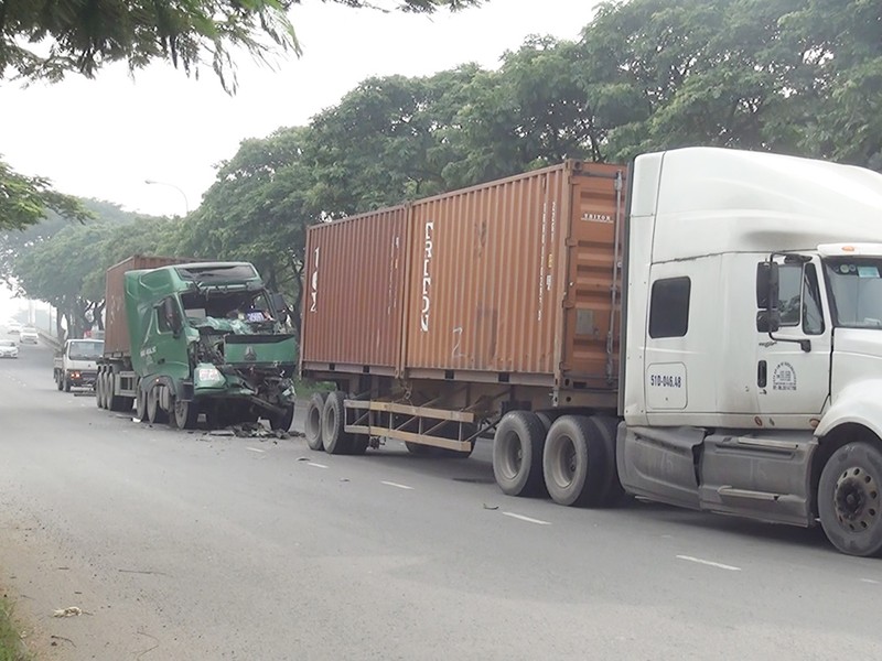 Người dân cạy cửa cứu tài xế container - ảnh 1