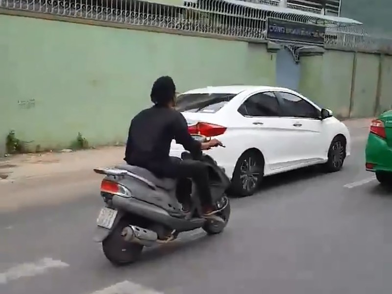 Công an truy tìm kẻ điên cuồng chặt kính ô tô ở Sài Gòn - ảnh 1
