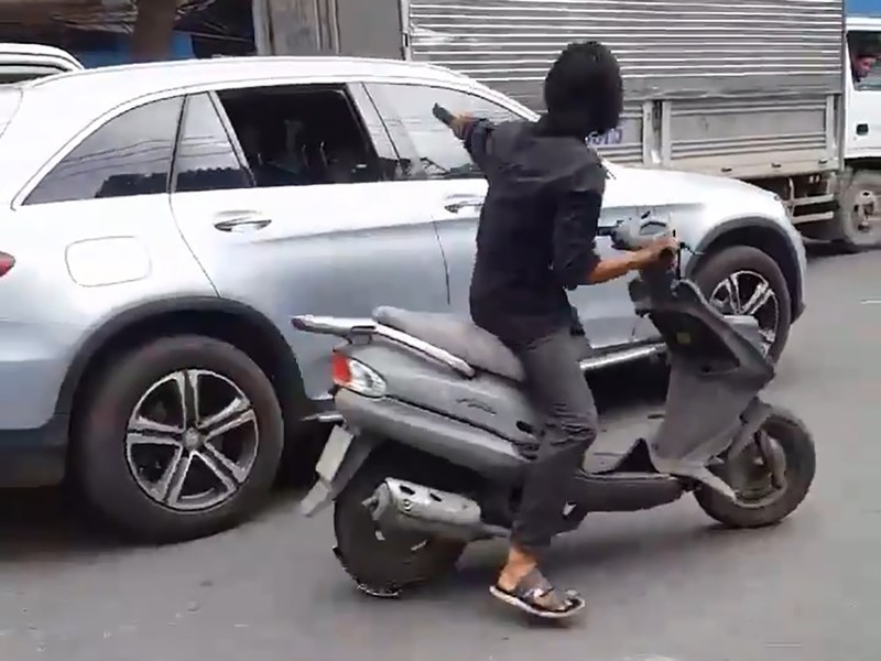 Kẻ chém kính ô tô ở Sài Gòn khai 'do bị ép xe khi chạy' - ảnh 3