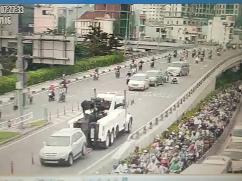 Ô tô bất ngờ nổ lốp trong hầm Thủ Thiêm giờ cao điểm - ảnh 1