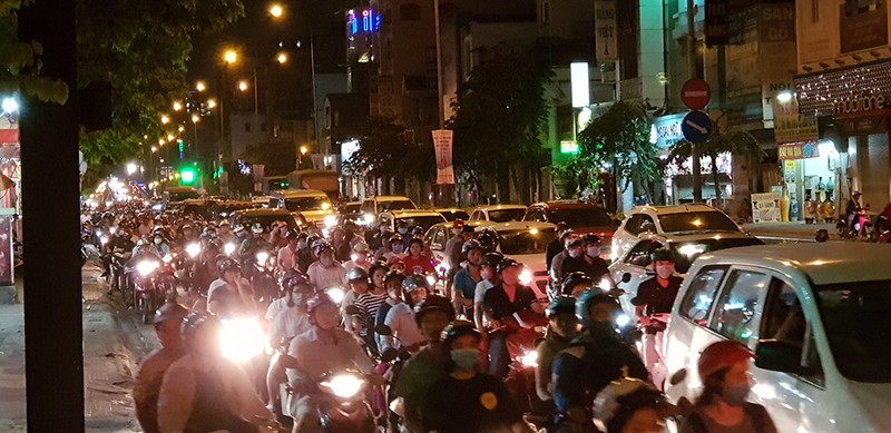 Đường Cộng Hòa kẹt cứng sau va chạm xe - ảnh 1