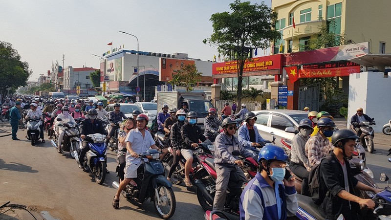 Cháy cạnh ngân hàng, nhiều người hốt hoảng - ảnh 2