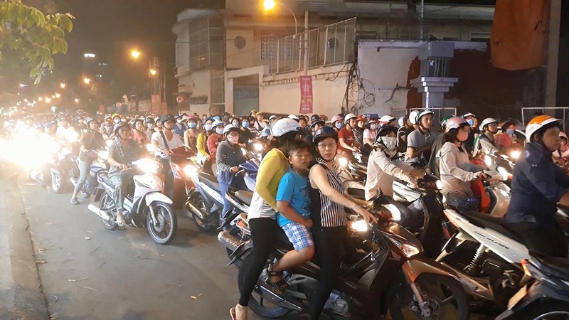 Giàn giáo đổ sập trong mưa trúng nhiều xe dừng đèn đỏ - ảnh 4