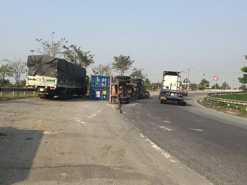 Quận 9: Container lật nhào, thùng hàng văng vào xe tải - ảnh 1