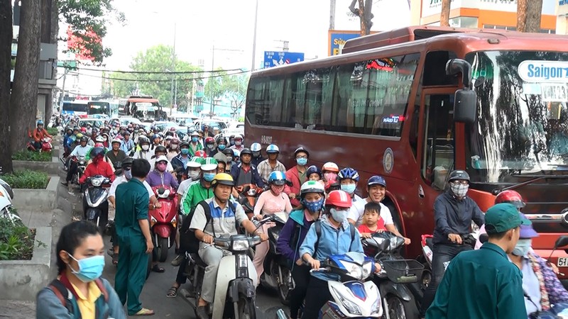Cháy lớn hàng chục người tháo chạy khỏi phòng khám răng - ảnh 2
