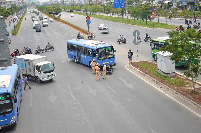 Băng qua đường Phạm Văn Đồng, bị xe buýt tông văng 10 m - ảnh 1