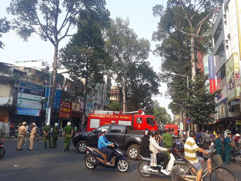 Cháy khách sạn ở quận 5, 19 người mắc kẹt - ảnh 2