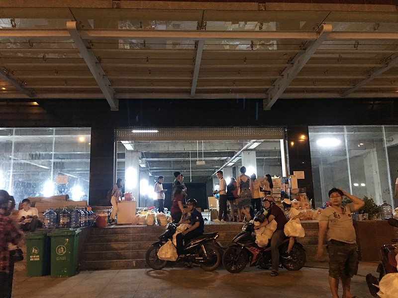 Đêm trắng của những cư dân trong vụ cháy Carina Plaza - ảnh 1
