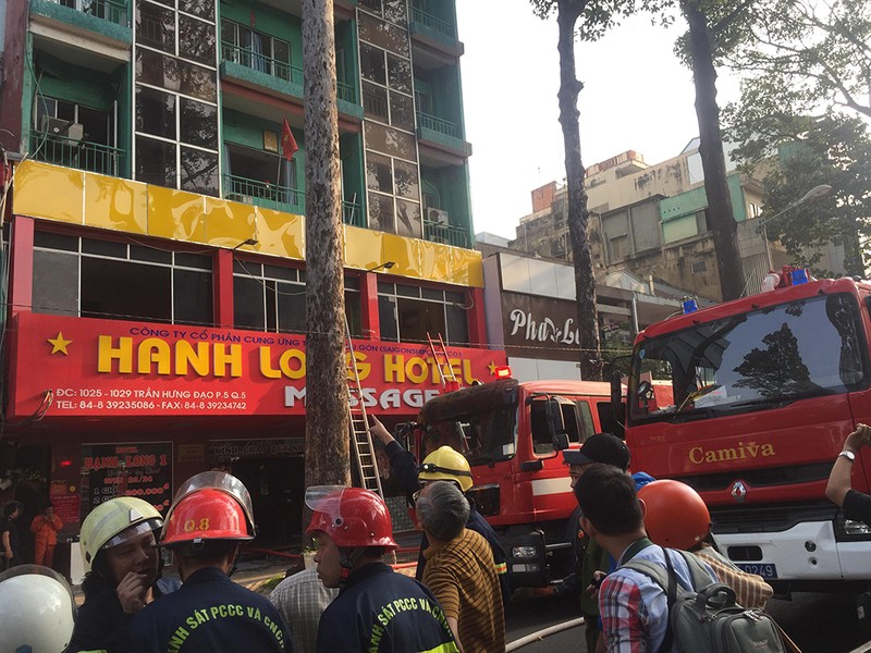 Cháy khách sạn ở quận 5, 19 người mắc kẹt - ảnh 3