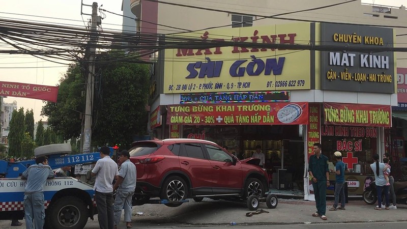 Mazda CX5 lao vào tiệm kính, 2 cha con thoát chết - ảnh 1