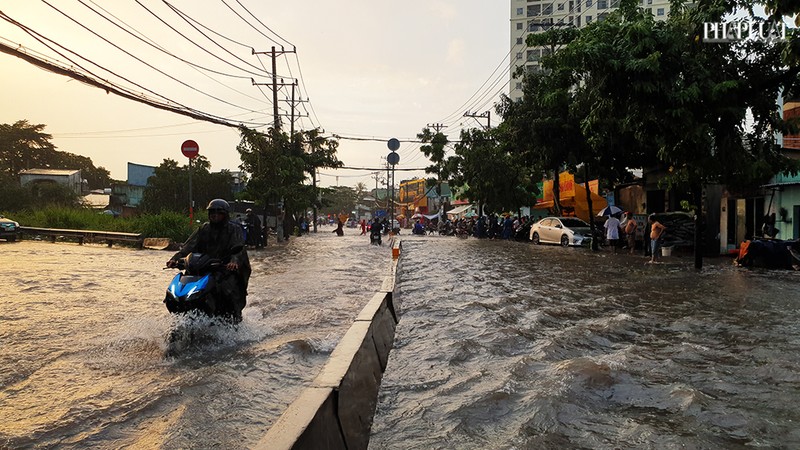 Thủ Đức: Lênh láng nước ở nhiều tuyến đường sau mưa to - ảnh 1