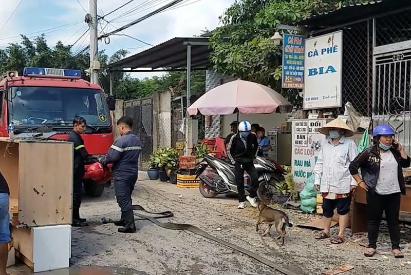 Bình Chánh: Cháy dữ dội tại xưởng nội thất ở Vĩnh Lộc A - ảnh 1