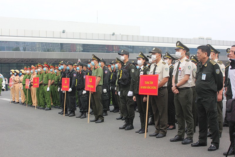 Cảnh sát vũ trang triển khai việc bảo vệ sân bay Tân Sơn Nhất - ảnh 2