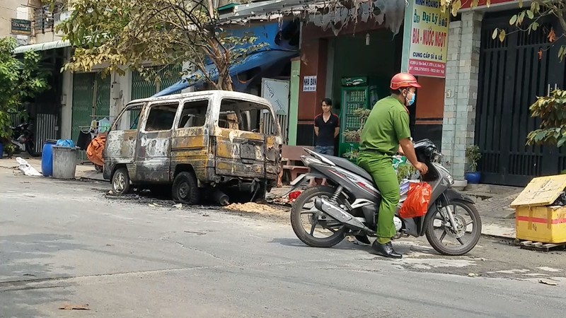 Xe ô tô đang dừng sửa bốc cháy ngùn ngụt, lan sang nhà dân - ảnh 1