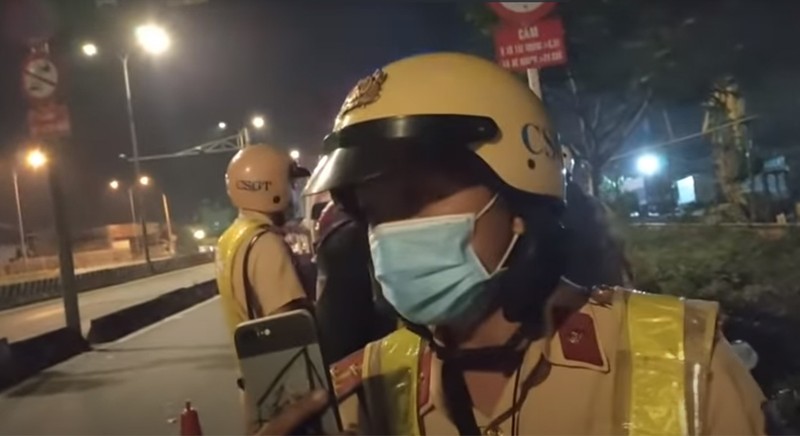 Ô tô chở người quay phim CSGT ở Bình Tân bị chém vỡ đèn - ảnh 1
