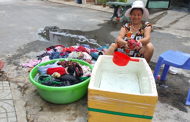 Dân chung cư An Phú Đông than trời vì bị cúp nước 4 ngày - ảnh 2